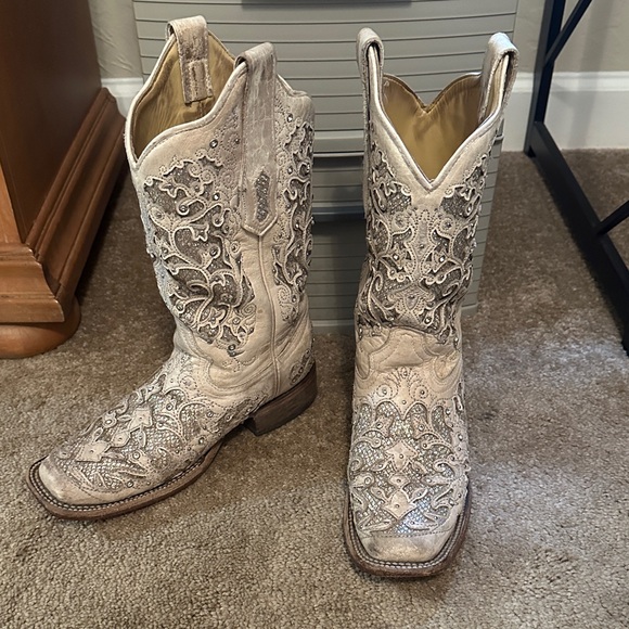 Elegant Embroidered Western Heeled Boots - Picture 1 of 5